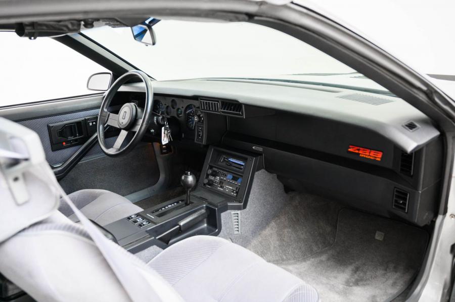 Торпедо Chevrolet Camaro Z28 IROC-Z (1FP87) 1985 года  (фото 71 из 124)